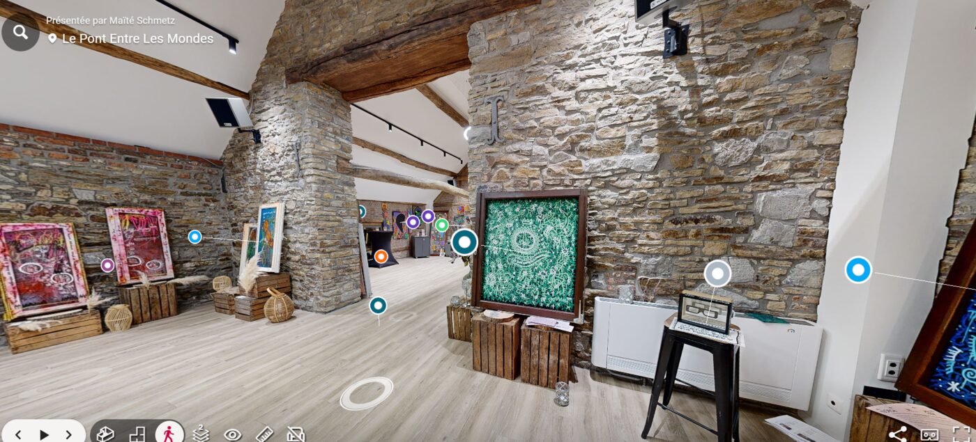 Exposition Le Pont entre les Mondes à la Ferme du Haras, châssis transformés en œuvres d'art