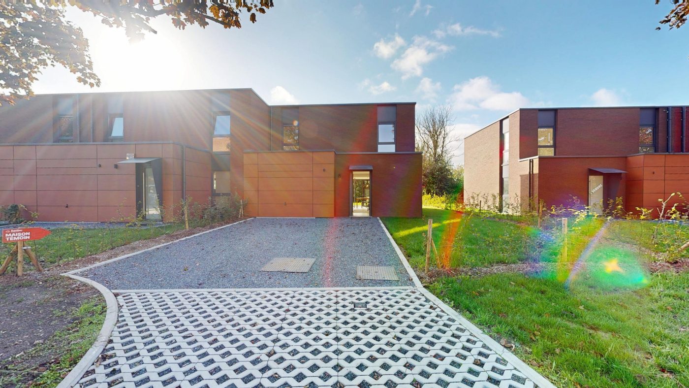 Façade de la maison témoin Terre des Érables à Fléron, avec son panneau